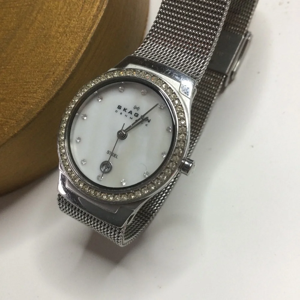 SKAGEN WOMENS GLITZ MOTHER OF PEARL DIAL WATCH EUC
